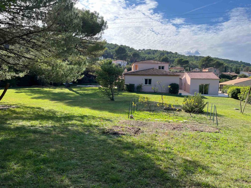 maison vue du foind du jardin